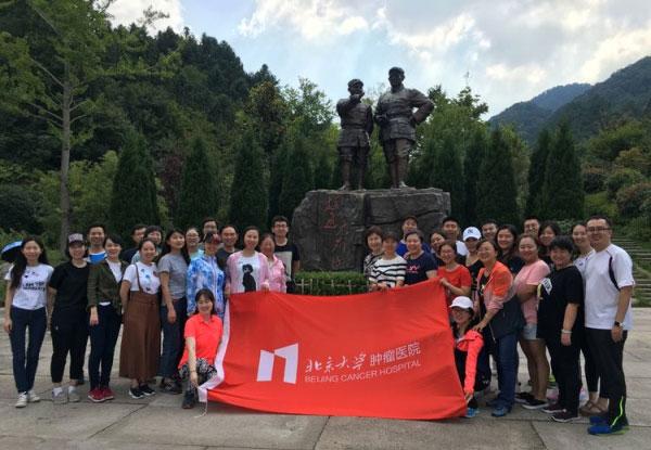 杨幂穿“老头背心”拍写真，被指动作不优雅，你怎么看？游戏画面