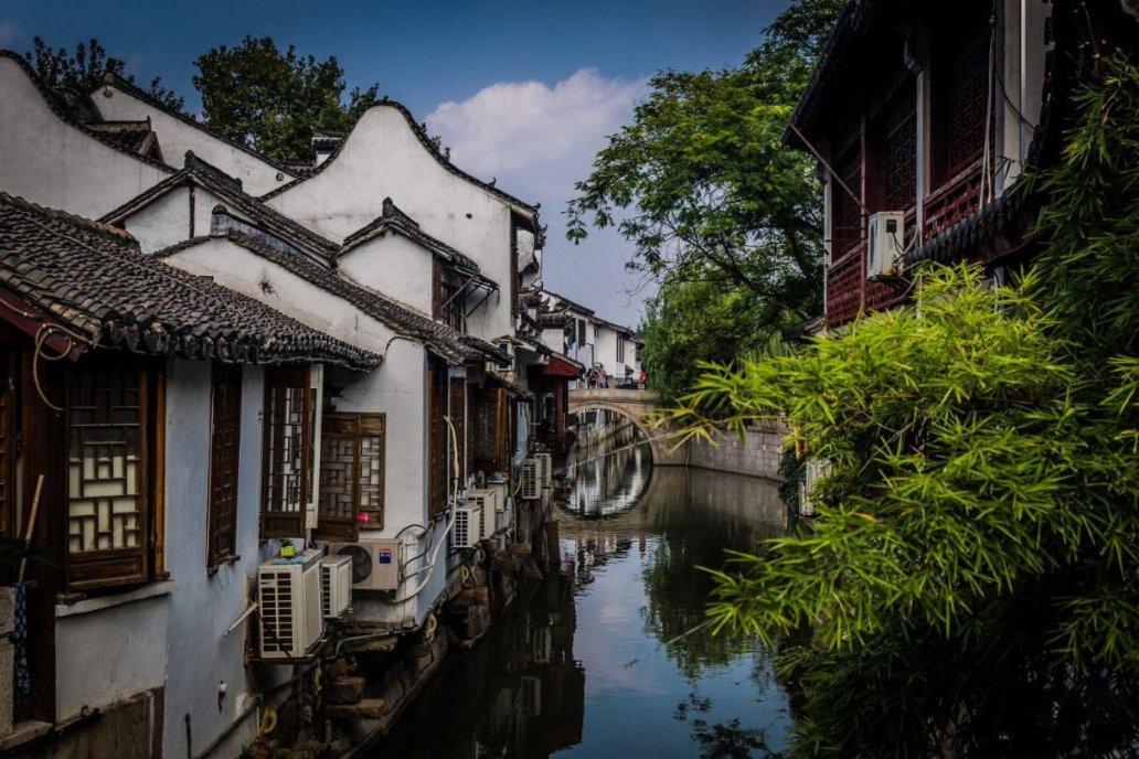 出租一楼架空层,一年了,没付租金也不搬走货