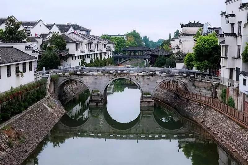 影帝刘烨一双儿女被偶遇，诺一成混血大帅哥